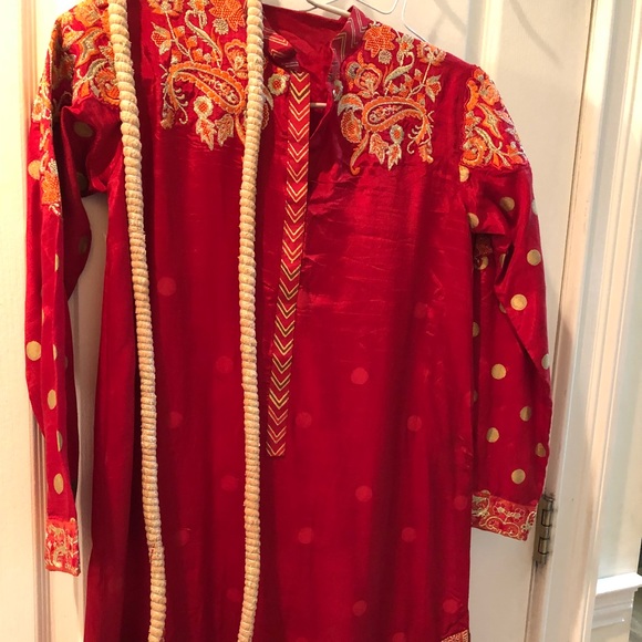 Red suit - Picture 3 of 3